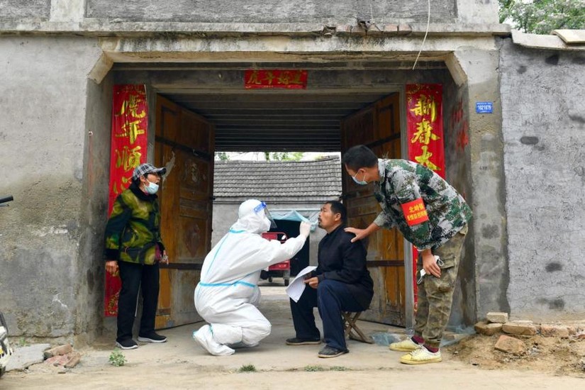 Một người dân Trung Quốc đang được lấy mẫu xét nghiệm Covid-19. Ảnh: AFP
