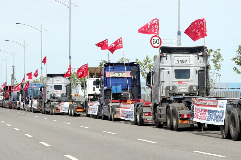 Các tài xế xe tải đình công phản đối chi phí tăng cao tại Incheon, Hàn Quốc hôm 7/6. Ảnh: Yonhap/EPA