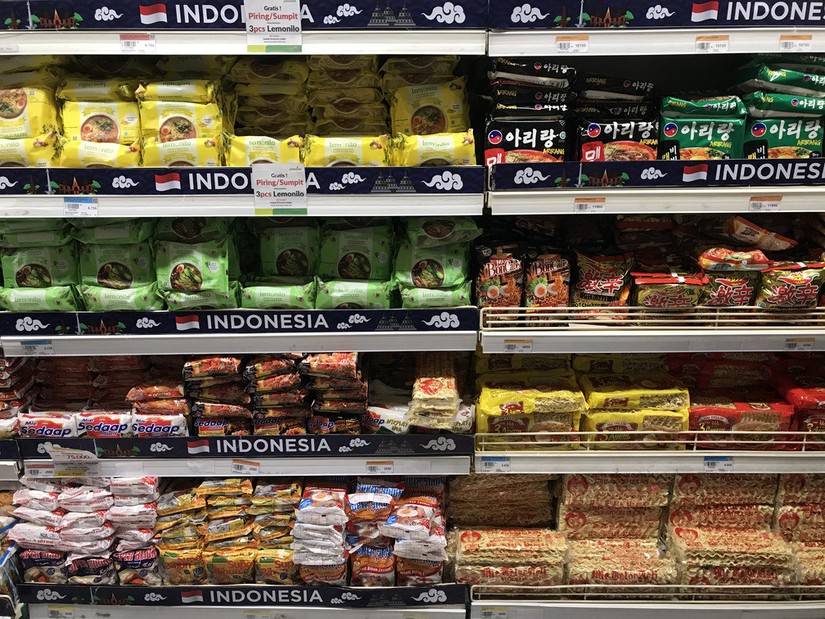 Mì ăn liền là món ăn quốc dân của người Indonesia, do đó nếu giá mì gói tăng, sinh kế của nhiều người sẽ bị ảnh hưởng trực tiếp. Ảnh: Jakarta Post