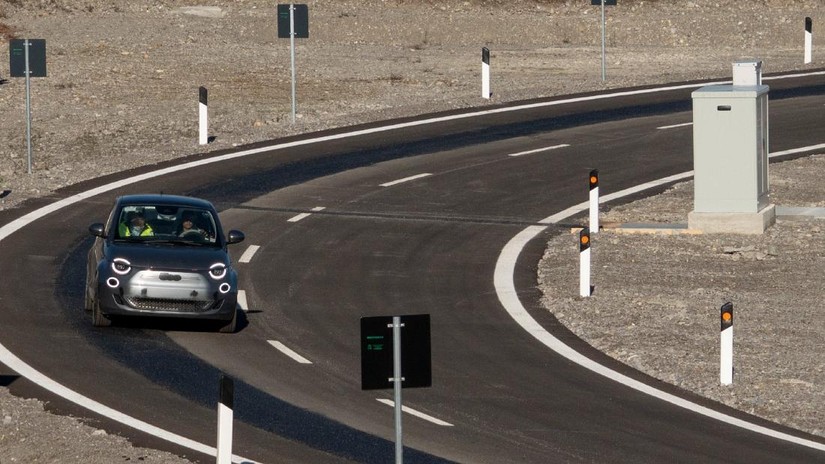 Chiếc Fiat 500e trên đoạn đường sạc không dây dài 1,05km tại Italy. Ảnh: Stellatis