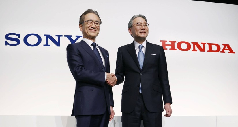 Ông Kenichiro Yoshida (trái), Chủ tịch kiêm Giám đốc điều hành của Tập đoàn Sony và Chủ tịch Honda Motor Toshihiro Mibe tại một cuộc họp báo ở Tokyo vào tháng 3. Ảnh: Japan Times