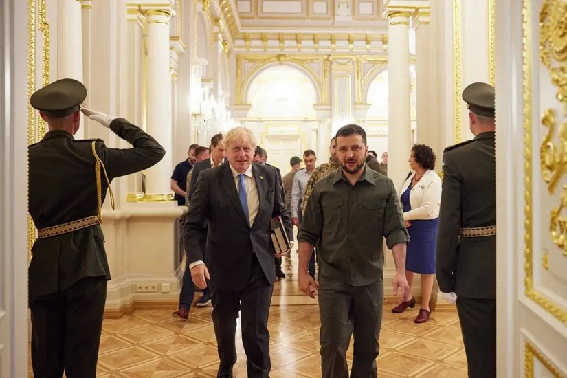 Thủ tướng Anh Boris Johnson cùng Tổng thống Ukraine Volodymyr Zelensky. Ảnh: AFP