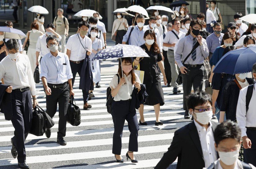 Tại Tokyo, gần như tất cả mọi người vẫn đeo khẩu trang dù thời tiết nắng nóng. Ảnh: Japan Times