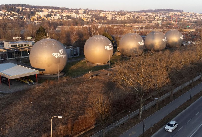 Bể chưa khí đốt tại Schlieren, Thụy Sĩ. Ảnh: Reuters