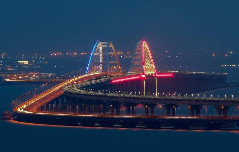 Khung cảnh ấn tượng của cầu Crimea vào buổi đêm. Ảnh: TASS