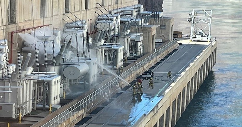 Lính cứu hỏa xử lý hiện trường vụ cháy tại đập Hoover. Ảnh: Reuters