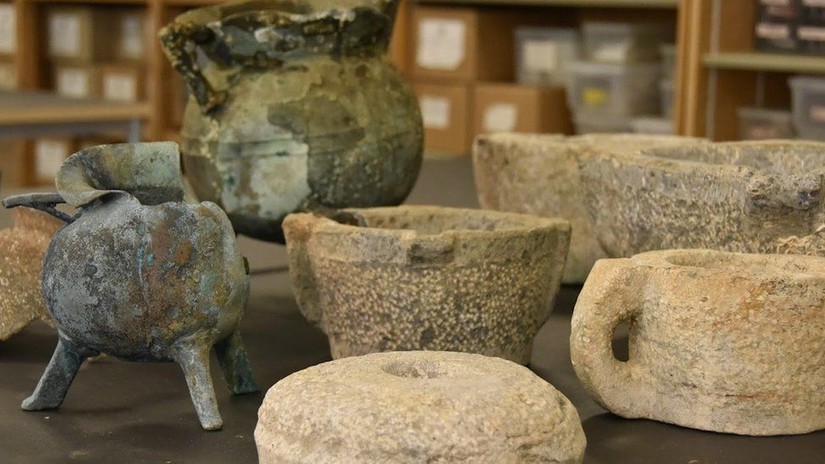 Những chiếc vạc, cốc, đồ gốm và đồ dùng nhà bếp được tìm thấy và phục hồi từ xác tàu "Mortar Wreck" ở thế kỷ 13. Ảnh: Bournemouth University