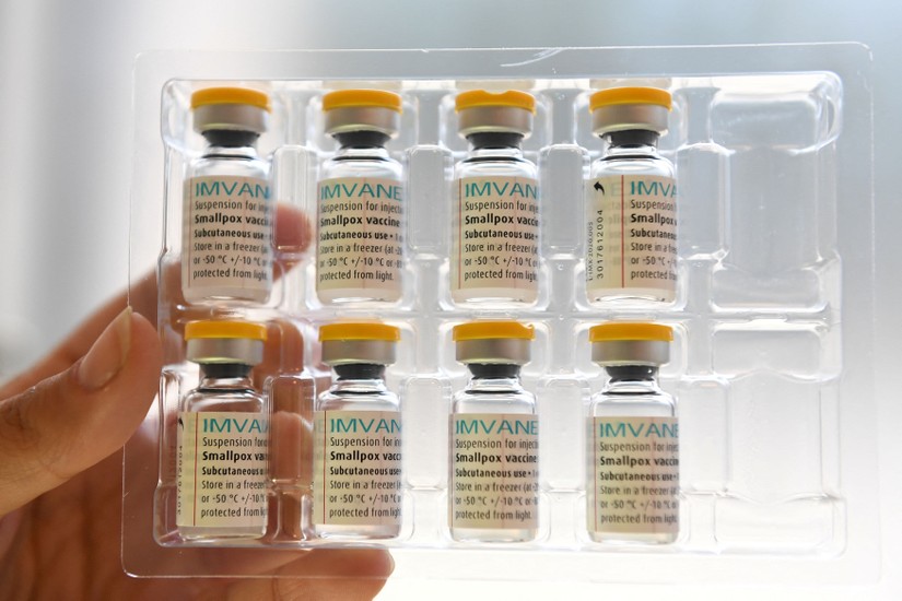 Mỹ sẽ cung cấp thêm 786.000 liều vaccine đậu mùa khỉ do cầu đang vượt quá cung. Ảnh: Reuters