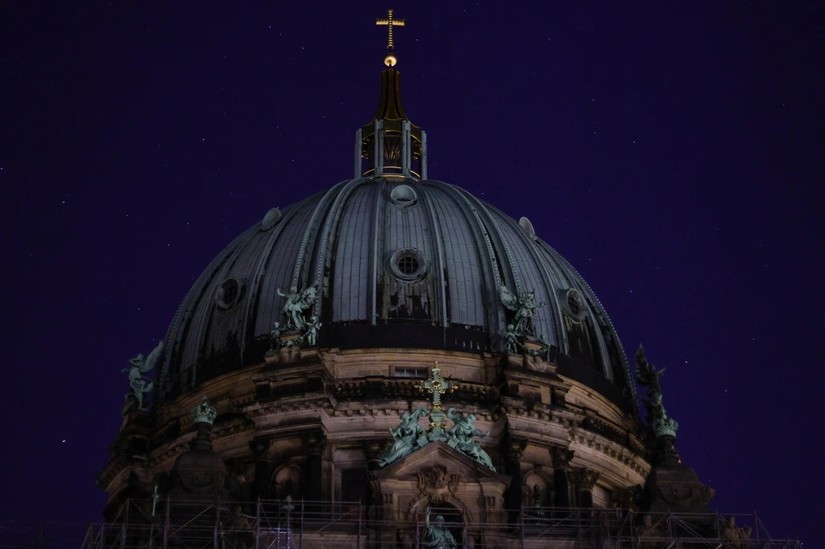 Nhà thờ Berlin tắt đèn ban đêm từ ngày 27/7. Ảnh: Getty Images