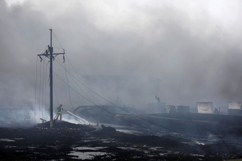 Đám cháy tại cơ sở lưu trữ dầu của Cuba cuối cùng cũng được kiểm soát sau khi lan tới 4 thùng. Ảnh: Reuters