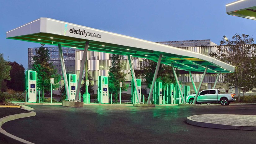 Một trạm sạc của công ty Electrify America tại Mỹ - một trong những công ty chuyên các trạm sạc xe điện lớn tại Mỹ. Ảnh: InsideEVs