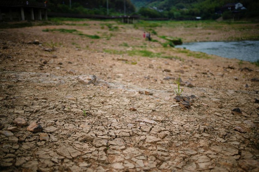 Nắng nóng kéo dài khiến nhiều hồ chứa tại Trung Quốc khô cạn và ảnh hưởng tới hoạt động sản xuất thủy điện trên sông Dương Tử. Ảnh: Reuters