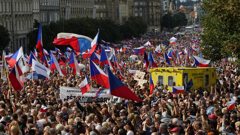 Hàng chục nghìn người dân CH Czech đã xuống trung tâm thủ đô Prague biểu tình để phản đối giá năng lượng cao cũng như lập trường chính trị của chính phủ. Ảnh: AP