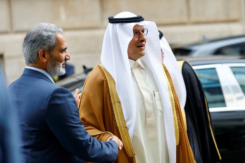 Bộ trưởng Năng lượng Saudi Arabia Abdulaziz bin Salman Al-Saud cùng Tổng thư ký OPEC Haitham al-Ghais. Ảnh: Reuters