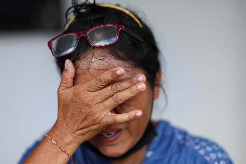 Người nhà các nạn nhân bị thiệt mạng chìm trong đau thương. Ảnh: Reuters