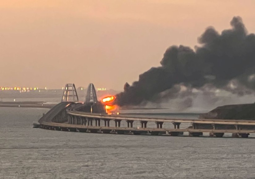 Hình ảnh cầu Crimea (cầu Kerch) bốc cháy) khi một xe nhiên liệu phát nổ.