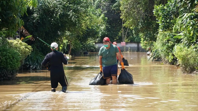 Lũ lụt ngập một khu dân cư tại Chiang Mai. Ảnh: Nikkei Asia