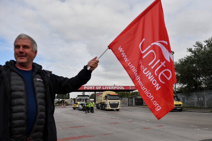 Công đoàn Unite đình công phản đối mức lương thấp tại cảng Liverpool ngày 10/10. Ảnh: Getty Images