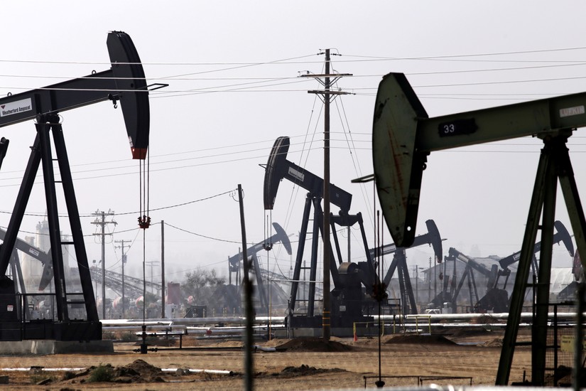 Một giếng khoan dầu tại mỏ dầu Kern River, Bakersfield, California, Mỹ. Ảnh: Reuters