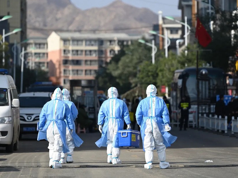 Nhân viên y tế thực hiện công việc thăm khám và làm xét nghiệm tại thành phố Hồi Hột, Nội Mông, Trung Quốc. Ảnh: Getty Images