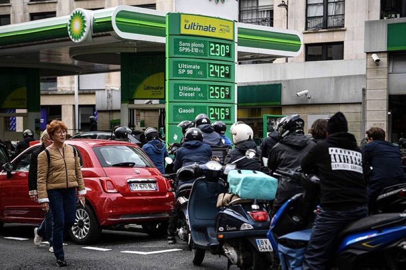 Hàng dài xe chờ đổ xăng tại một trạm xăng ở Pháp ngày 15/10 do ảnh hưởng của các cuộc đình công tại các nhà máy lọc dầu. Tình trạng khan hiếm năng lượng ảnh hưởng tới 30% số trạm xăng tại quốc gia này. Ảnh: AFP