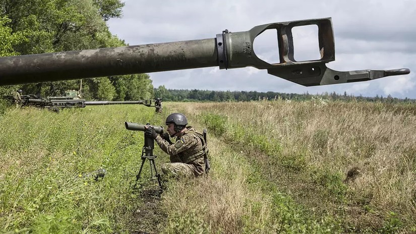 Một binh sĩ Ukraine chuẩn bị bắn vào các vị trí của Nga từ lựu pháo M777 do Mỹ cung cấp ở khu vực Kharkiv. Ảnh: AP