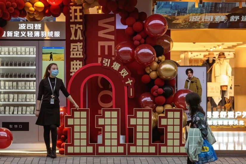 Biển quảng cáo thương hiệu trong dịp mua sắm Ngày Độc thân 11/11 tại Trung Quốc. Ảnh: EPA-EFE