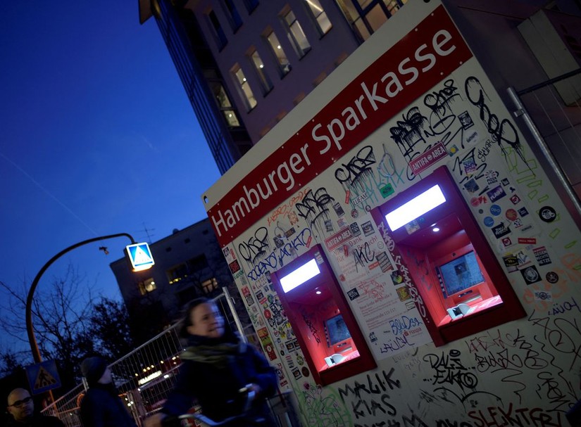 Một cây rút tiền tại Hamburg, Đức. Ảnh: Reuters