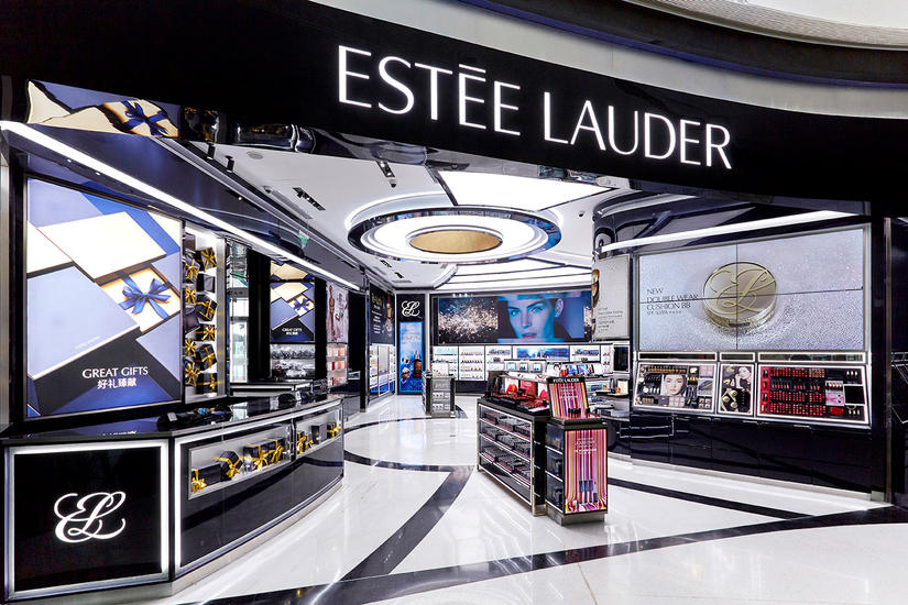 Estee Lauder là tập đoàn làm đẹp cao cấp sở hữu nhiều thương hiệu nổi tiếng khác như Tommy Hilfiger, Micheal Kors, DKNY, Bobbi Brown, La Mer, Clinique và M.A.C Comestics. 