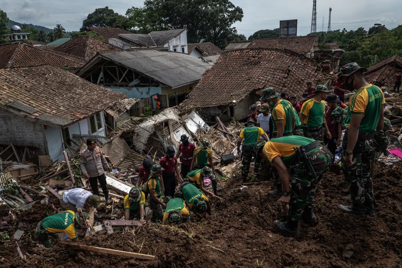 Khung cảnh tan hoang tại Tây Java sau khi trận động đất xảy ra ngày 21/11. Ảnh: NY Times