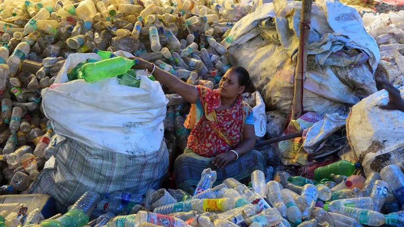 Các nhà khoa học thúc giục thế giới cắt giảm hóa chất trong sản xuất nhựa, tiến tới thông qua một hiệp ước toàn cầu về nhựa. Ảnh: Getty Images
