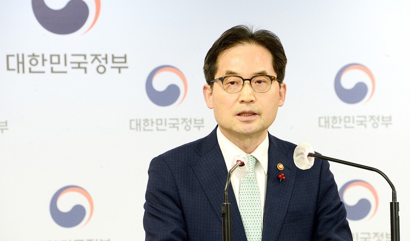 Chủ tịch Ủy ban Thương mại Công bằng Han Ki-jeong phát biểu trong cuộc họp báo khẩn cấp được tổ chức tại Khu phức hợp Chính phủ Seoul ngày 2/12. Ảnh: FTC