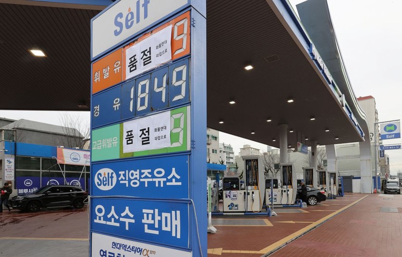 Biển thông báo hết xăng tại các trạm xăng Hàn Quốc do tài xế xe tải đình công. Ảnh: Reuters