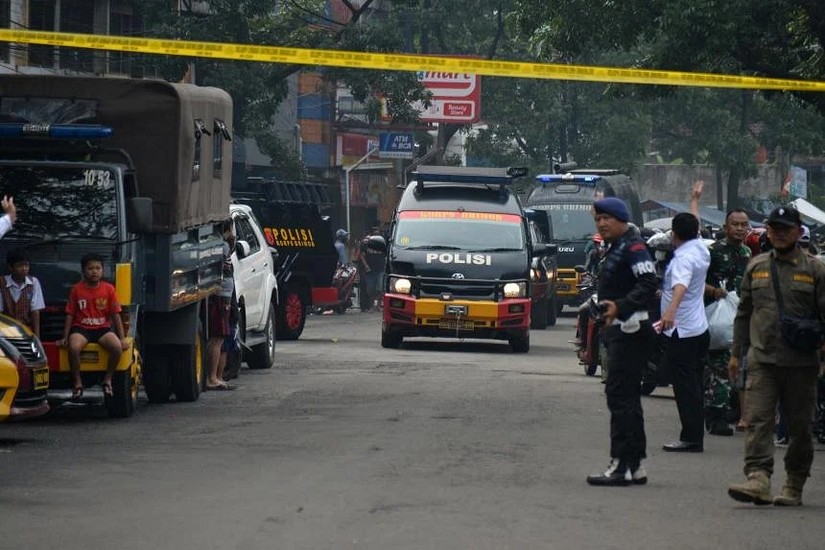 Cảnh sát Bandung phong tỏa khu vực xảy ra đánh bom. Ảnh: Reuters
