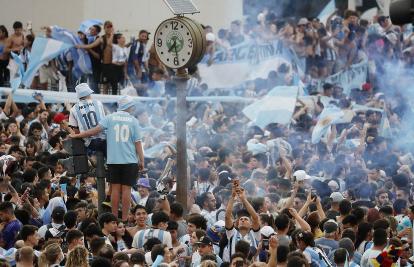 Người dân Argentina ăn mừng chiến thắng của đội nhà trong vòng bán kết FIFA World Cup 2022 tại Qatar. Ảnh: Reuters