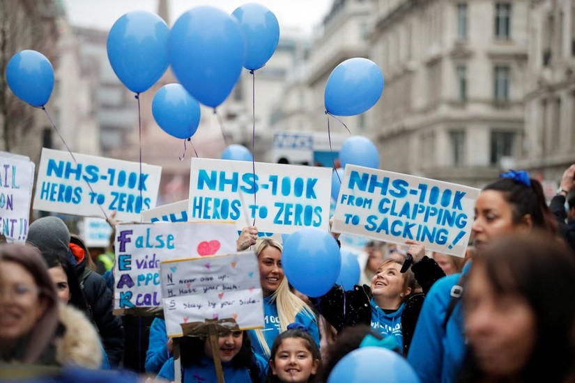 Các y tá tham gia tuần hành hồi đầu năm 2022 tại London, Anh. Ảnh: Reuters