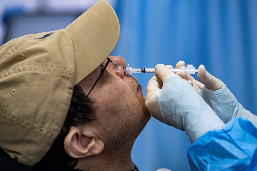 Người dân Bắc Kinh, Trung Quốc đang nhận liều vaccine Covid-19 dạng xịt qua đường mũi. Ảnh: Reuters