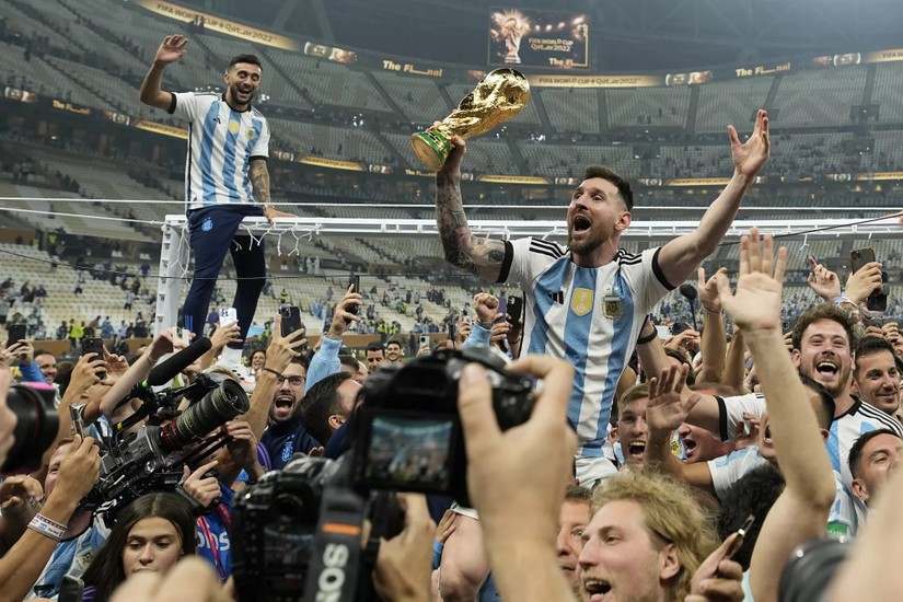 Cup vô địch World Cup 2022 mang ý nghĩa quan trọng với người dân Argentina. Ảnh: AP