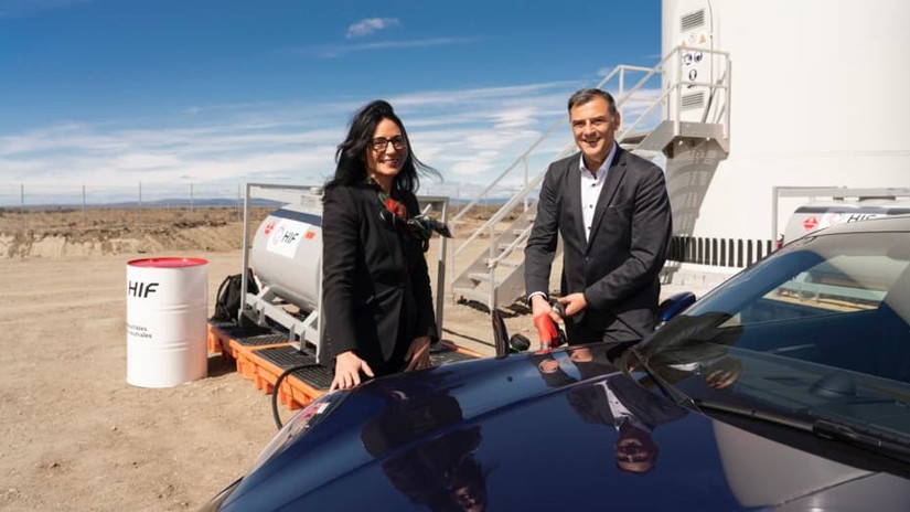 Barbara Frenkel (trái) - Giám đốc Mua sắm tại Porsche và Michael Steiner (phải), Giám đốc Phát triển và Nghiên cứu nhiên liệu tại một nhà máy thí điểm ở Punta Arenas, Chile. Ảnh: Porsche