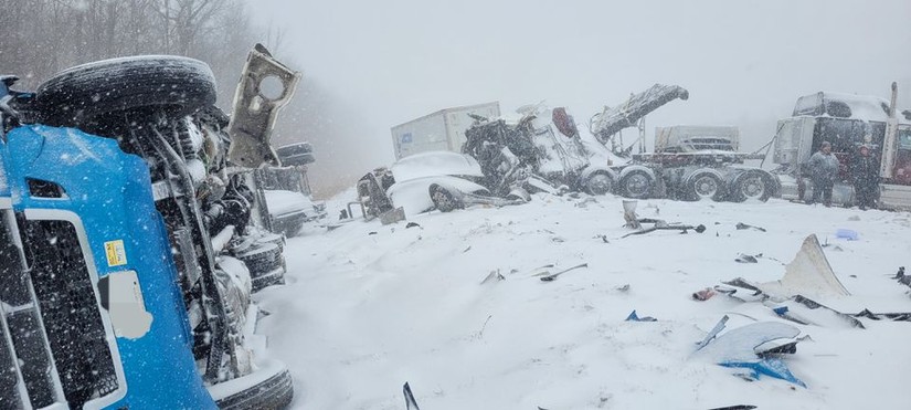 Giao thông tê liệt tại Ontario, Canada do bão tuyết mạnh. Ảnh: Reuters