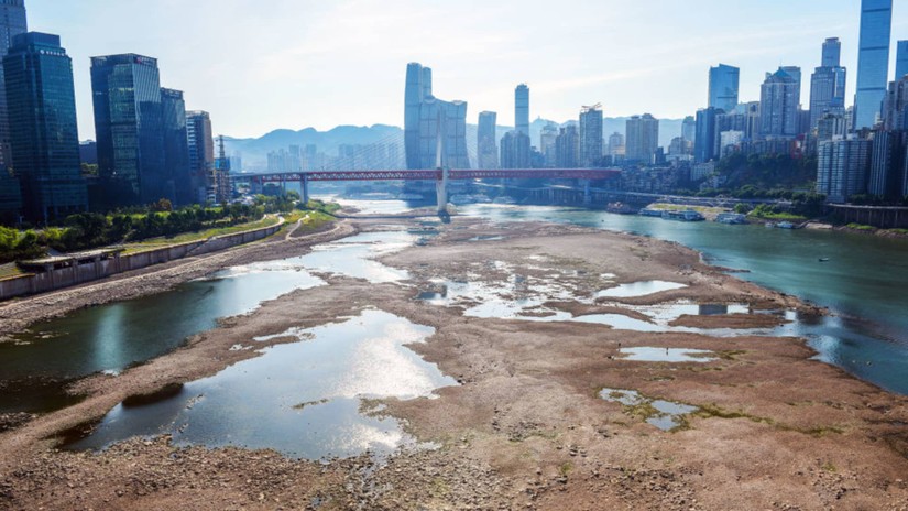 Lòng sông Gia Lăng tại nơi hợp lưu với sông Dương Tử trơ đáy do hạn hán hồi tháng 8/2022 tại Trùng Khánh, Trung Quốc. Ảnh: Getty Images