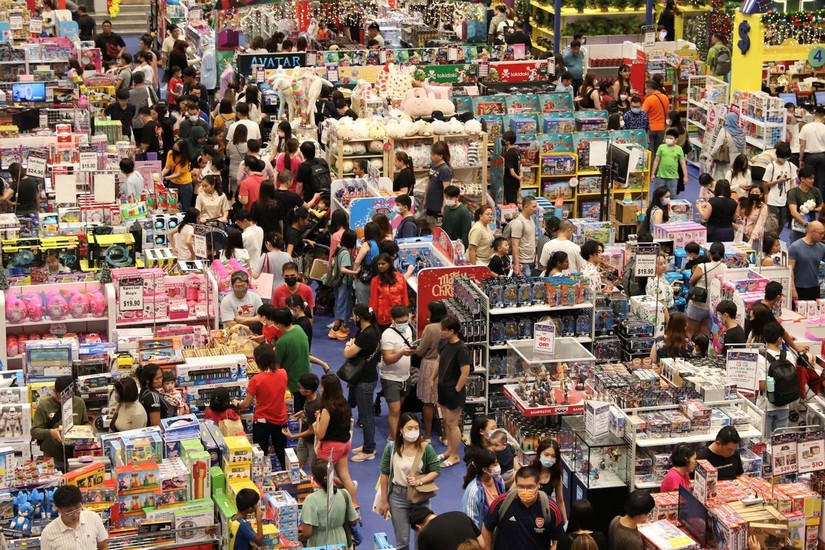 Người dân mua sắm tấp nập tại một trung tâm thương mại trên đường Orchid, Singapore. Ảnh: Reuters