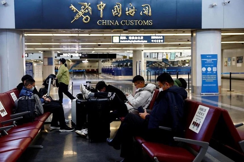 Du khách Trung Quốc tại Sân bay quốc tế Thủ đô Bắc Kinh ngày 27/12. Ảnh: Reuters