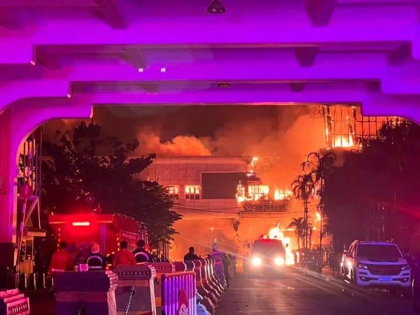 Cháy lớn tại khu phức hợp khách sạn - casino Grand Diamond City tại Campuchia. Ảnh: Ruamduay