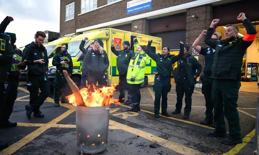 Nhân viên cứu thương tại Anh đình công hồi tháng 12/2022. Ảnh: Leon Neal/Getty Images