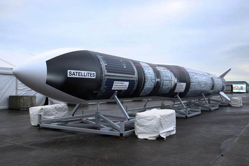 Một mô hình bản sao của tên lửa LauncherOne của Virgin Orbit nằm trong khu vực truyền thông trước vụ phóng đầu tiên của Vương quốc Anh tại Sân bay Newquay. Ảnh: Reuters