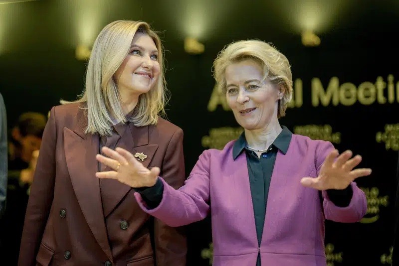 Đệ nhất phu nhân Ukraine Olena Zelenska và Chủ tịch Ủy ban EU Ursula von der Leyen tham dự một phiên họp tại Diễn đàn Kinh tế Thế giới ở Davos, Thụy Sĩ ngày 17/1/2023. Cuộc họp thường niên của Diễn đàn Kinh tế Thế giới đang diễn ra tại Davos từ ngày 16/1 đến 20/1/2023. Ảnh: AP