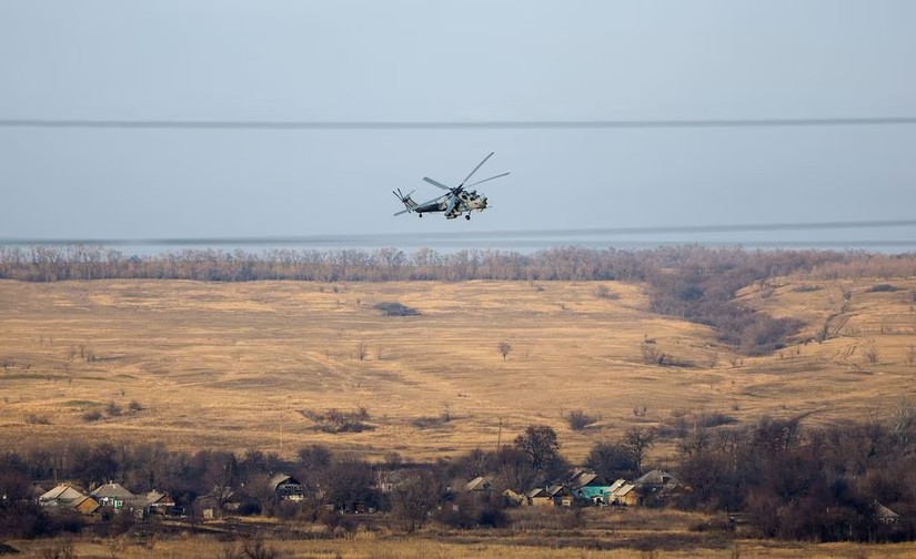 Máy bay quân sự Mi-28 của Nga tại Luhansk. Ảnh: Reuters