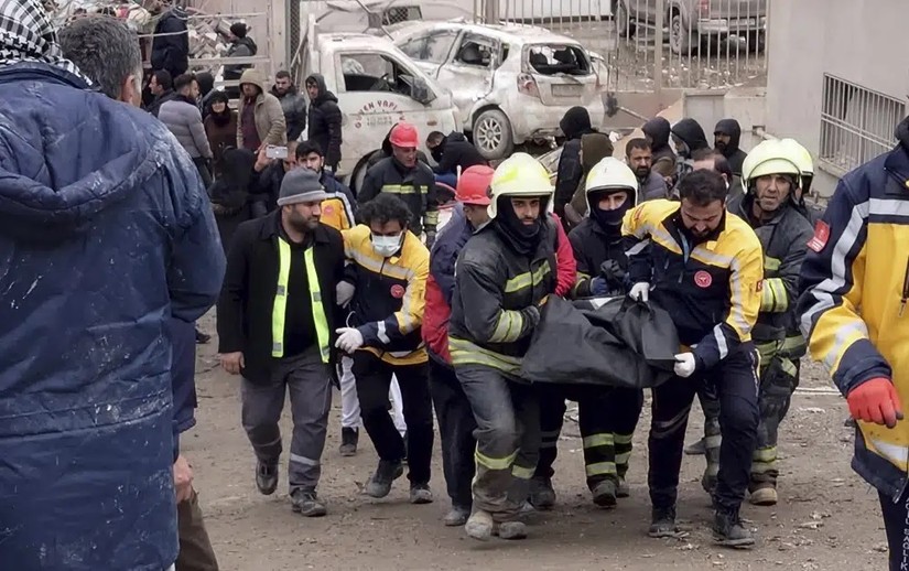 Nhân viên cứu hộ khiêng thi thể một nạn nhân ở Diyarbakir, đông nam Thổ Nhĩ Kỳ. Ảnh: AP