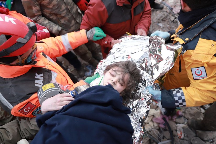 Một em bé được giải cứu từ đống đổ nát tại Kahramanmaras, Thổ Nhĩ Kỳ ngày 10/2/2023. Ảnh: Reuters